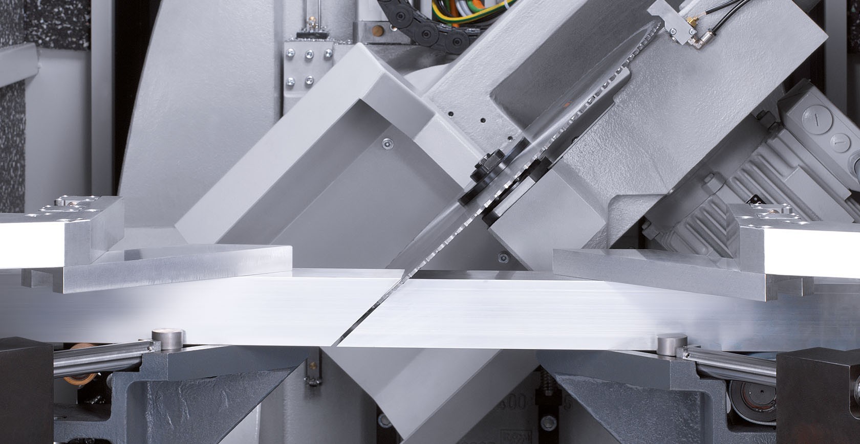 elumatec-SBZ630-Saegen-45Grad-links-geneigt-YPbg